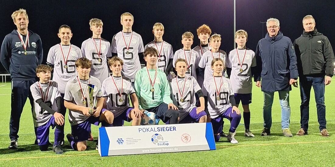 Trainer und Team der JSG Edersee mit Ulrich Mütze und Sven Liese nach dem BauCup-Finale in Korbach.