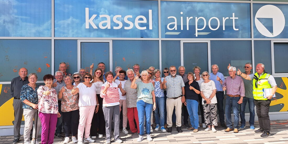 Die Waldecker Handwerks-Seniorinnen und -Senioren vor dem Eingang des Kassel Airports.