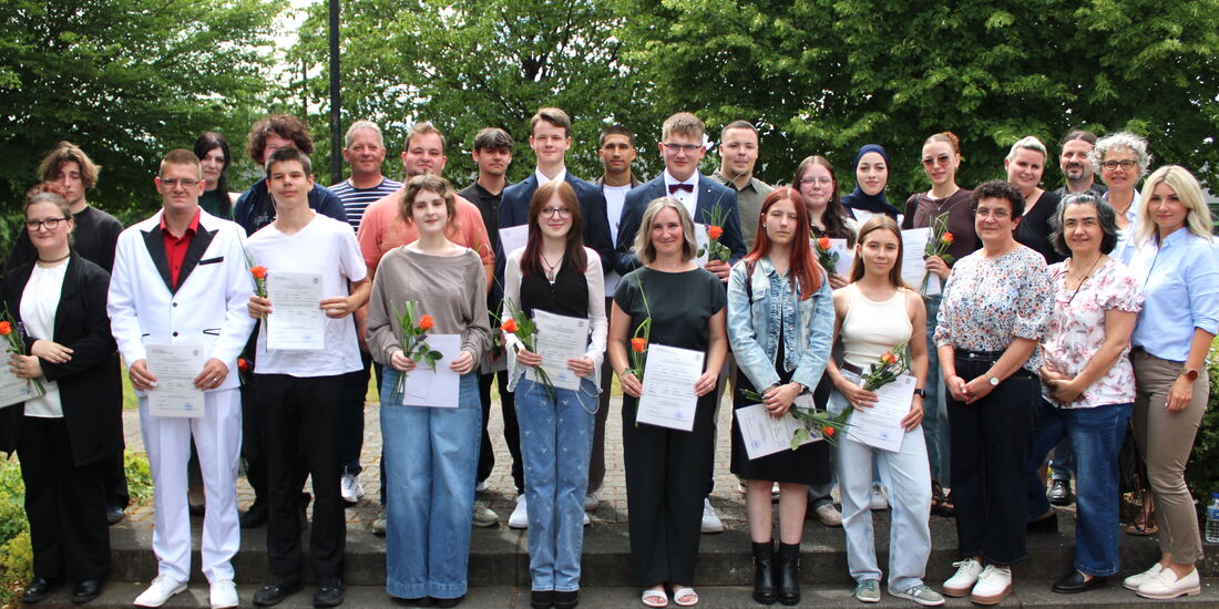 Gruppenfoto der Absolventinnen und Absolventen mit Lehrkräften und pädagogischen Fachkräften im BFH Korbach.