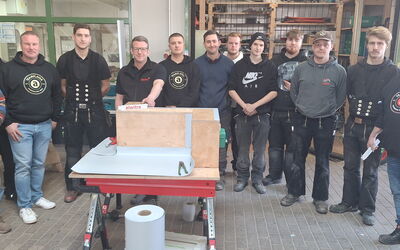 Azubis im Dachdeckerhandwerk mit Ausbildern, Referenten und Obermeister in der Dachdeckerhalle Lehrbauhof I.