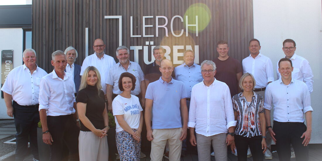 Gruppenfoto der Teilnehmenden der Mitgliederversammlung vor dem Eingang der Lerch-Türen GmbH in Rosenthal.