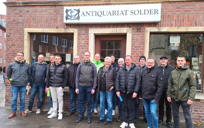 Innungsmitglieder stehen vor dem Antiquariat Solder, bekannt aus der Serie „Wilsberg“.