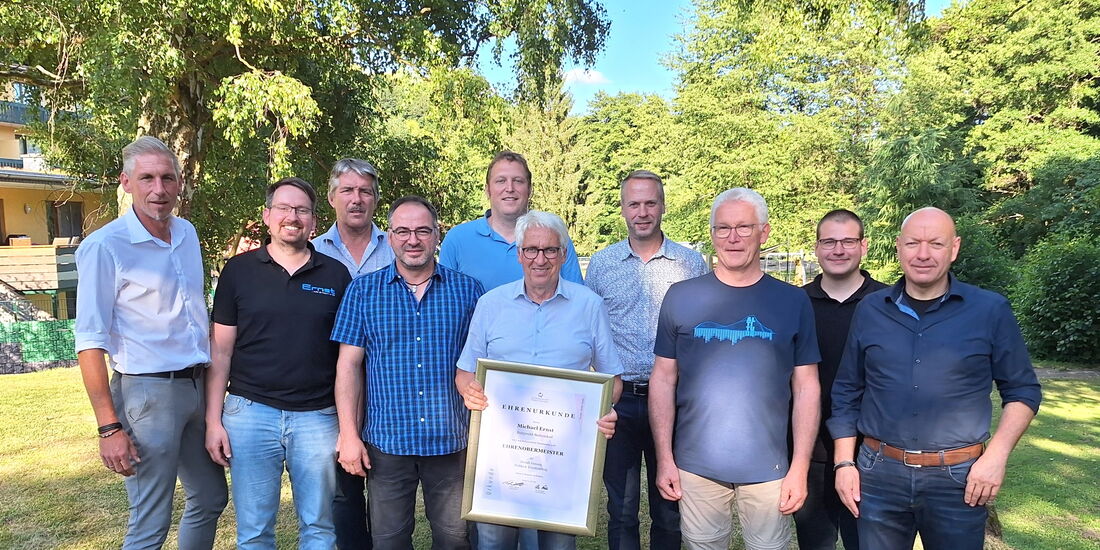 Gruppenfoto des neuen Vorstands der Metall-Innung mit Michael Ernst (Ehrenobermeister) alle stehen im Garten und lächeln.