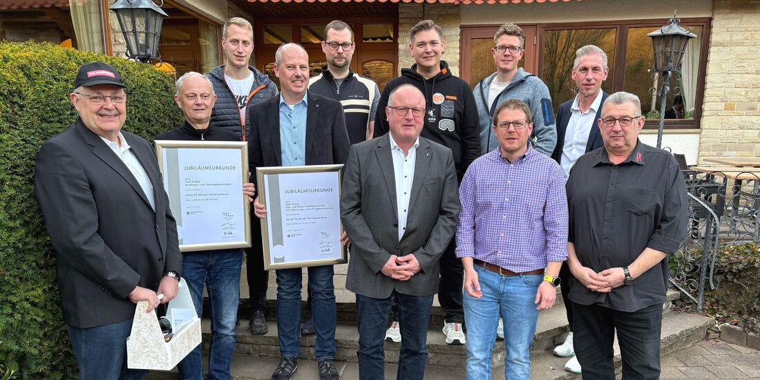 Guido Kalbe (Mitte) und André Landskron (2. v. r.) stehen nebeneinander. Das Foto zeigt den offiziellen Wechsel des Obermeister-Amts.