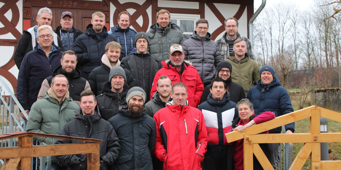 Gruppenfoto der Teilnehmer der Arbeitssicherheits-Schulung in Korbach vor dem Runenhaus.