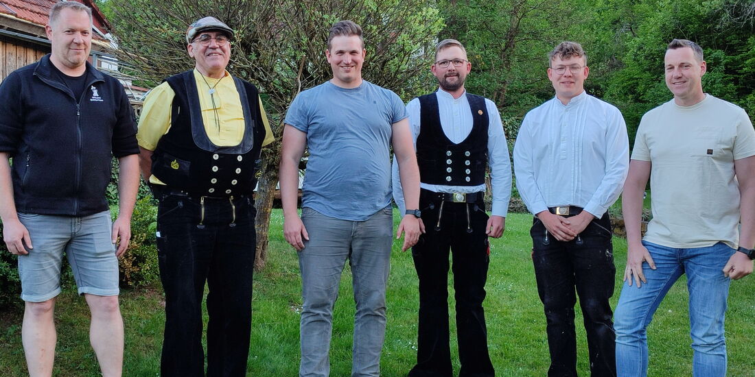 Gruppenfoto von sechs Männern des Vorstands der Zimmerer-Innung, alle stehen nebeneinander und blicken in die Kamera.