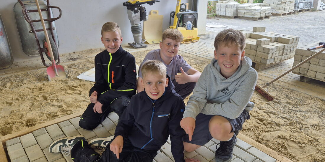 7. Klasse der Ederseeschule pflastert im Lehrbauhof Korbach in der Probierwerkstatt.