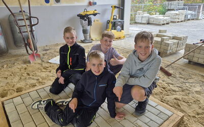 7. Klasse der Ederseeschule pflastert im Lehrbauhof Korbach in der Probierwerkstatt.