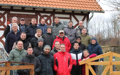 Gruppenfoto der Teilnehmer der Arbeitssicherheits-Schulung in Korbach vor dem Runenhaus.